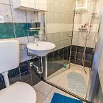 1 Bedroom Beautiful In באקר