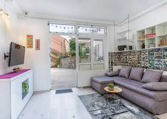 1 Bedroom Cozy In Apartment Bakar