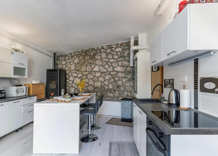 Apartment 1 Bedroom Cozy In *