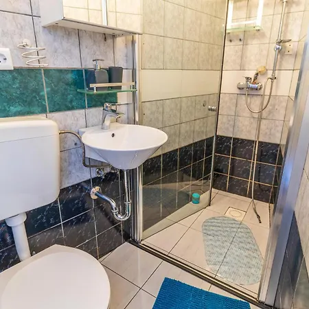 Pet Friendly In With Kitchen באקר